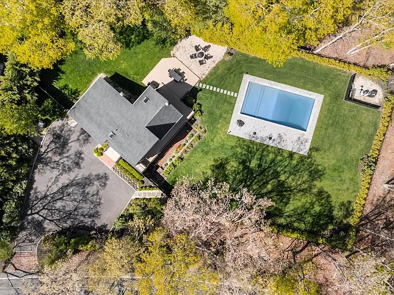 29 Roses Grove Rd — Photo 4
