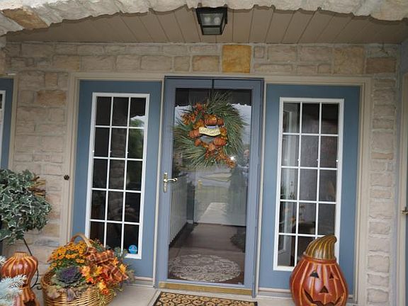 4th image of 935 Village Dr