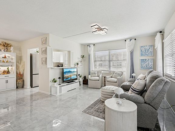 2nd image of 125 Oakridge J #125