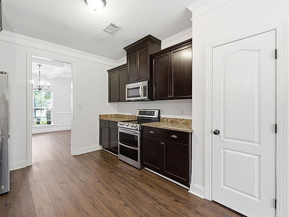 4th image of 8017 Battle St