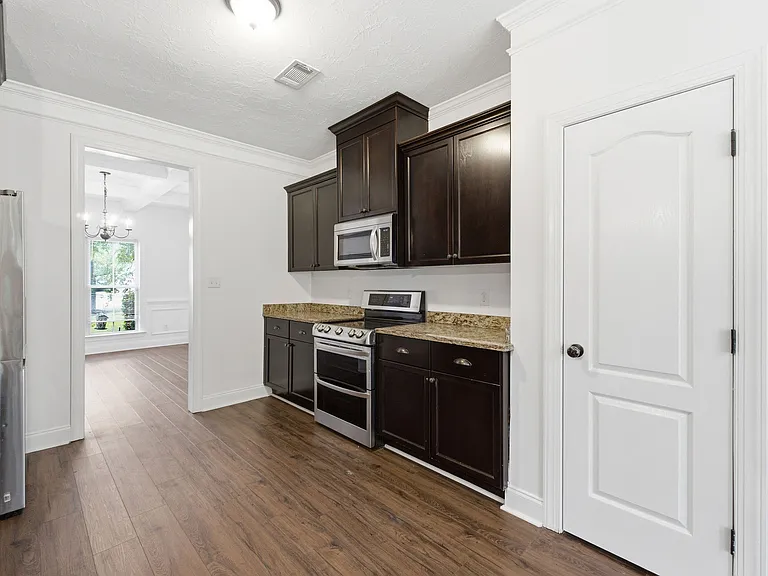 8017 Battle St — Photo 4