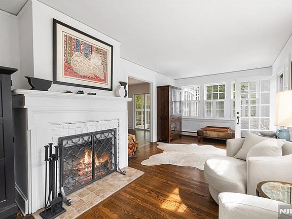 4th image of 734 Greentree Lane