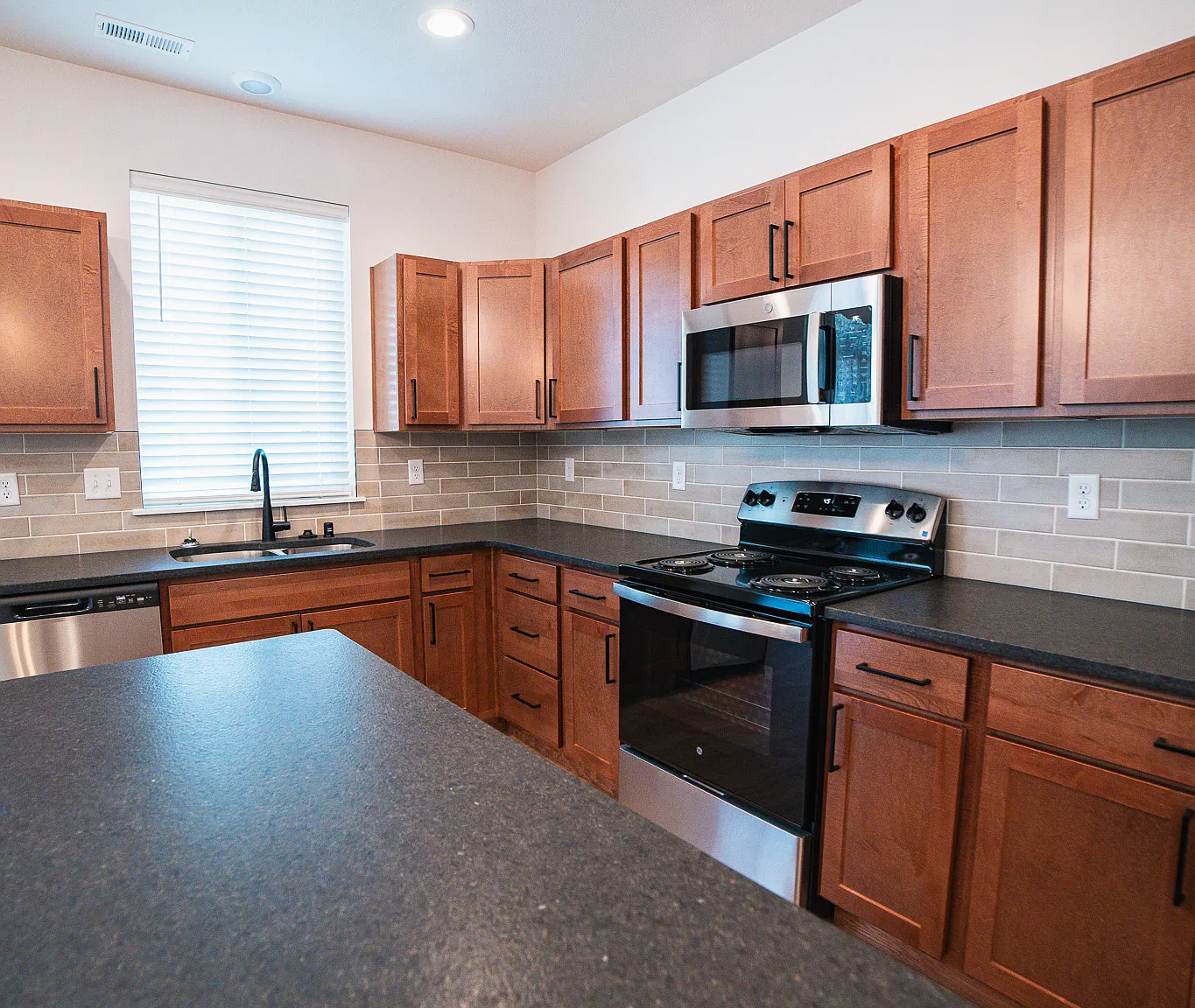 3 bed, 2.5 bath, 1916 sqft, $2,755 — Photo 2