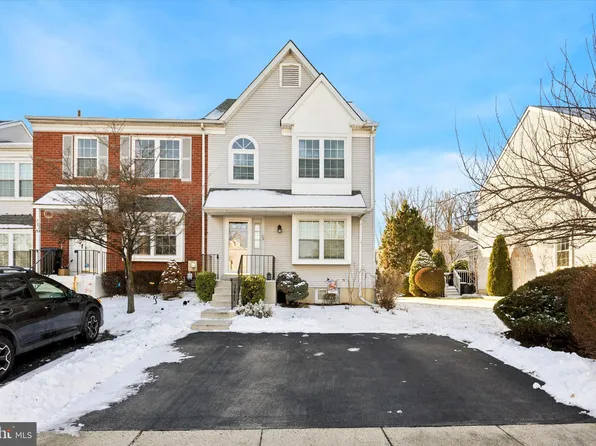 72 Victoria Dr, Aston, PA 19014