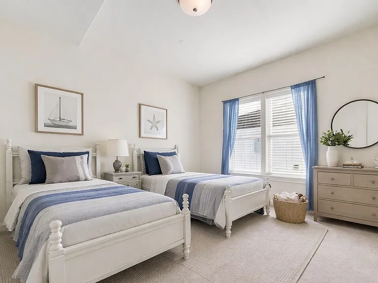 705 Delano St — Photo 32