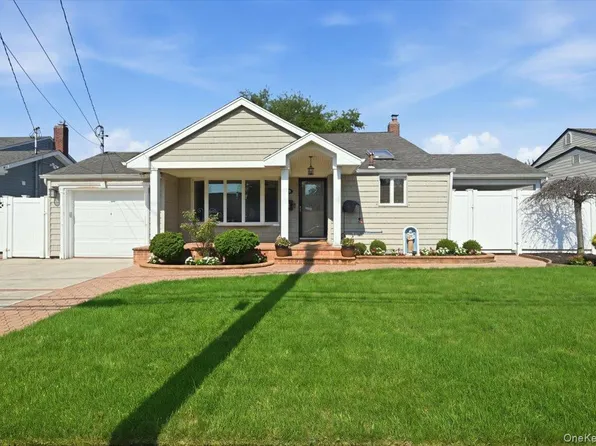 220 Eastlake Avenue, Massapequa Park, NY 11762