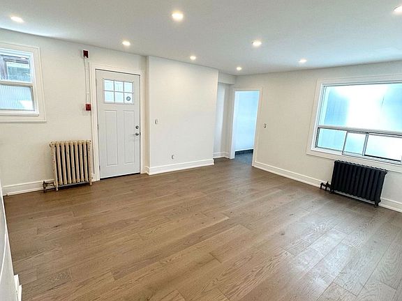 4th image of 237 Lakeshore Rd E #4