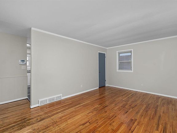 2nd image of 1372 Cove Ln
