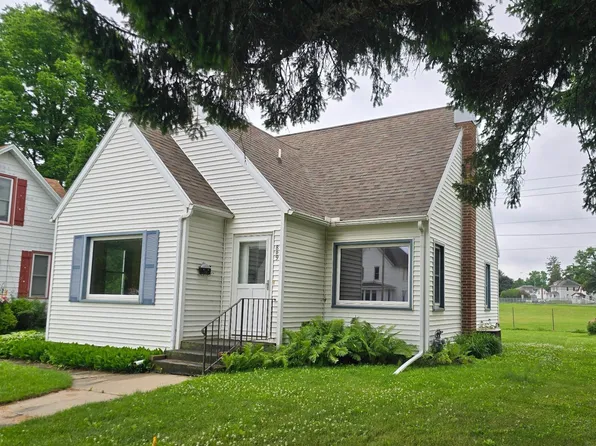 809 E Main St, Decorah, IA 52101