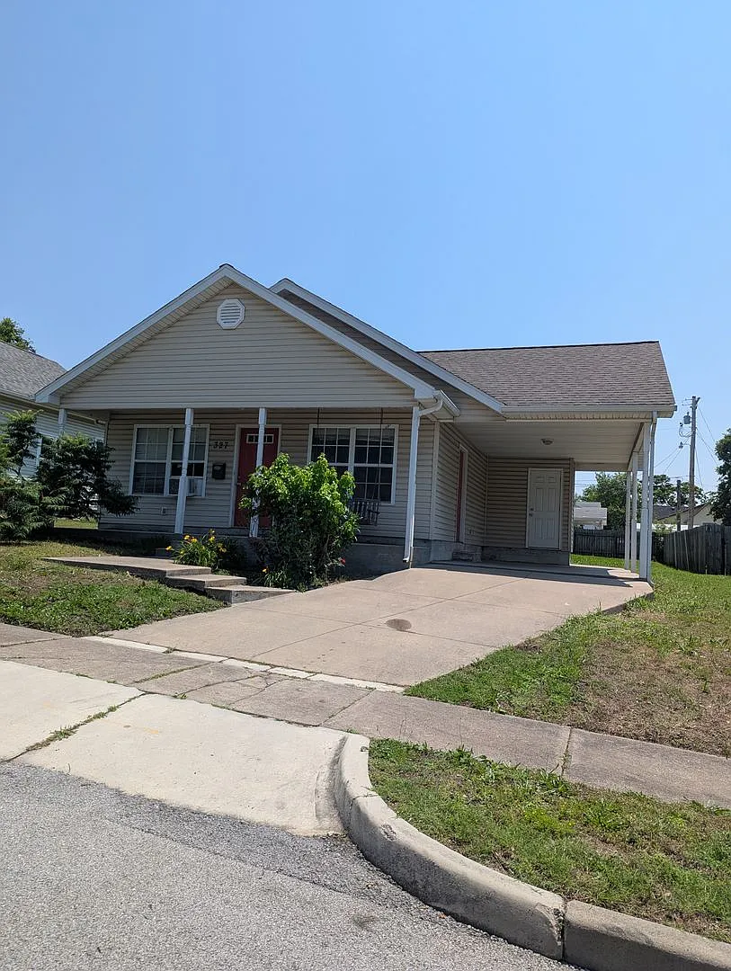 For Rent Gorgeous 3 Bed, 2 Bath Home In Webb City! Pets Welcome! — Photo 1