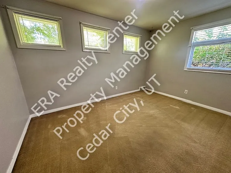 294 S Dewey Ave — Photo 15