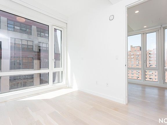 3rd image of 131 Concord St #Penthouse 11a