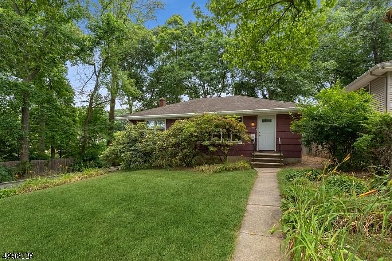 1st image of 104 Lincoln Pl