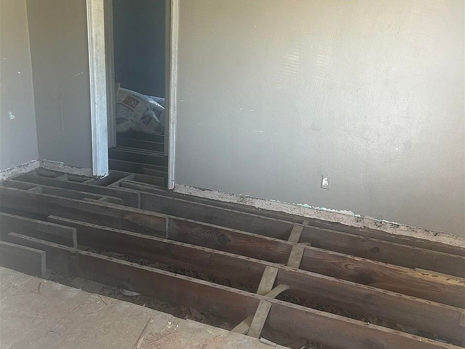 2nd image of 1111 W Lloyd St