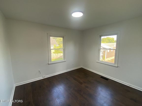 5th image of 222 Cedar Ave