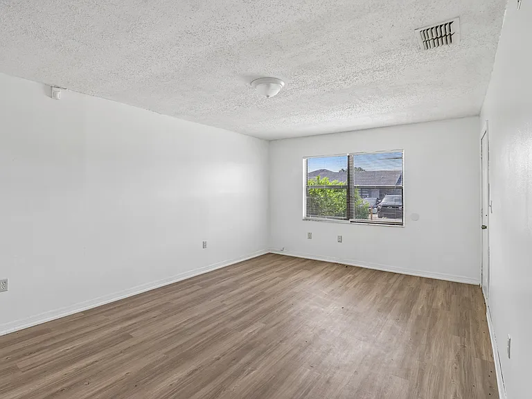 384 Cocoa Ct — Photo 12
