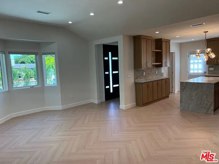 13338 Magnolia Blvd — Photo 8