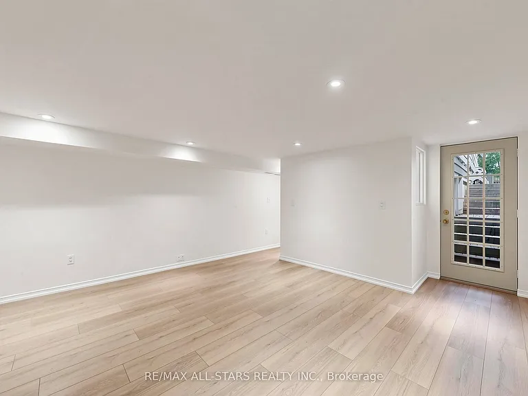 68 Macpherson Ave — Photo 37