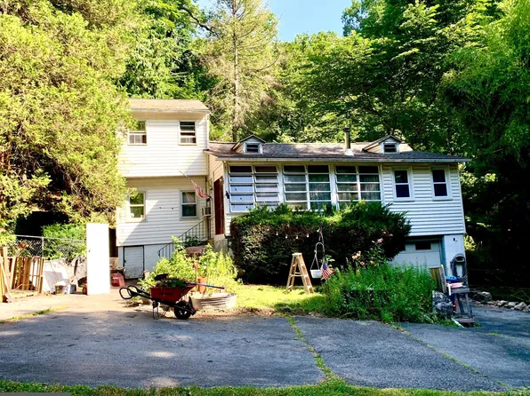 108 Spook Ln, Reading, PA 19606