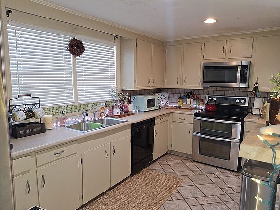 5th image of 515 Bailey St