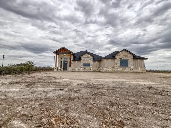 22 Greystone Hills Circle, Uvalde, TX 78801