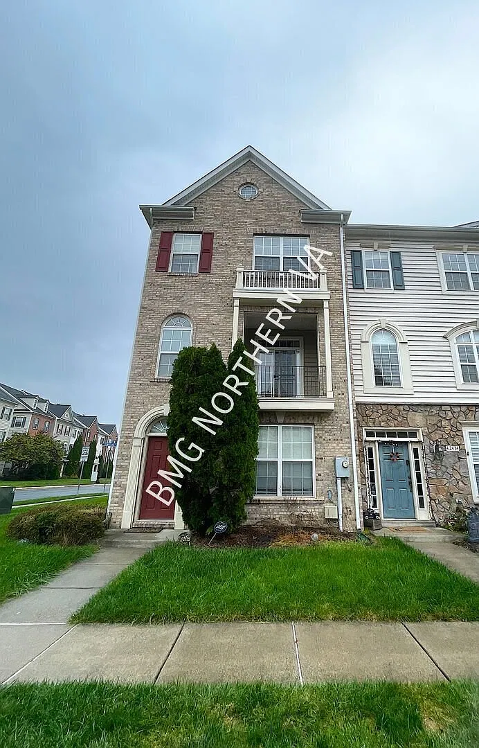 Stunning, Light Filled 3BR/2BA/2HB in Sought After Brambleton — Photo 3
