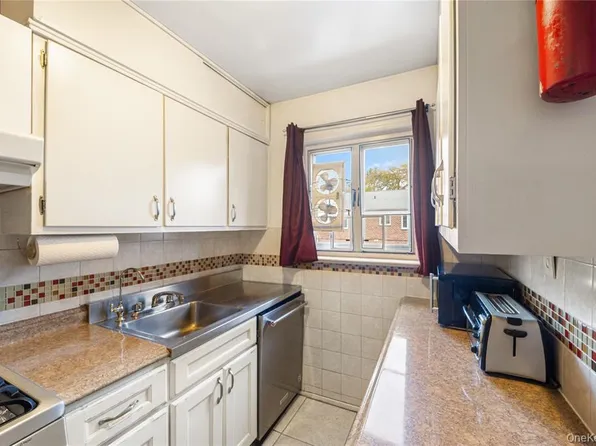 225-08 88th Avenue image 11 of 20