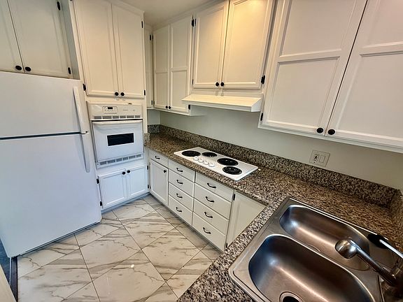 5th image of 124 N Clark Dr APT 204