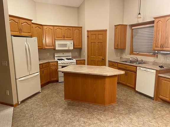 3rd image of 1131 Oak Pond Dr