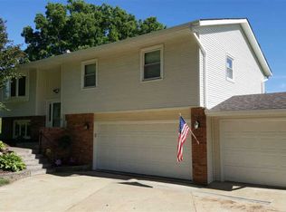6 Brookside Ct, Bettendorf, IA 52722