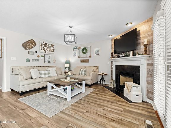4th image of 4810 Creekrock Ln