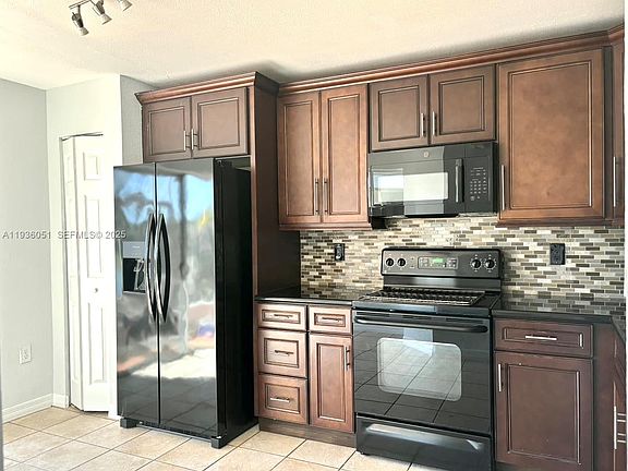 4th image of 16272 SW 75th St