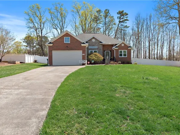 110 Rustinburg Ct, Clemmons, NC 27012