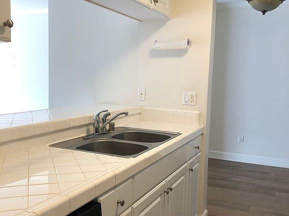 5th image of 1827 Veteran Ave APT 21