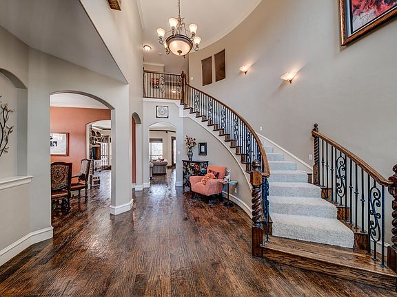 5th image of 1800 Surrey Ln
