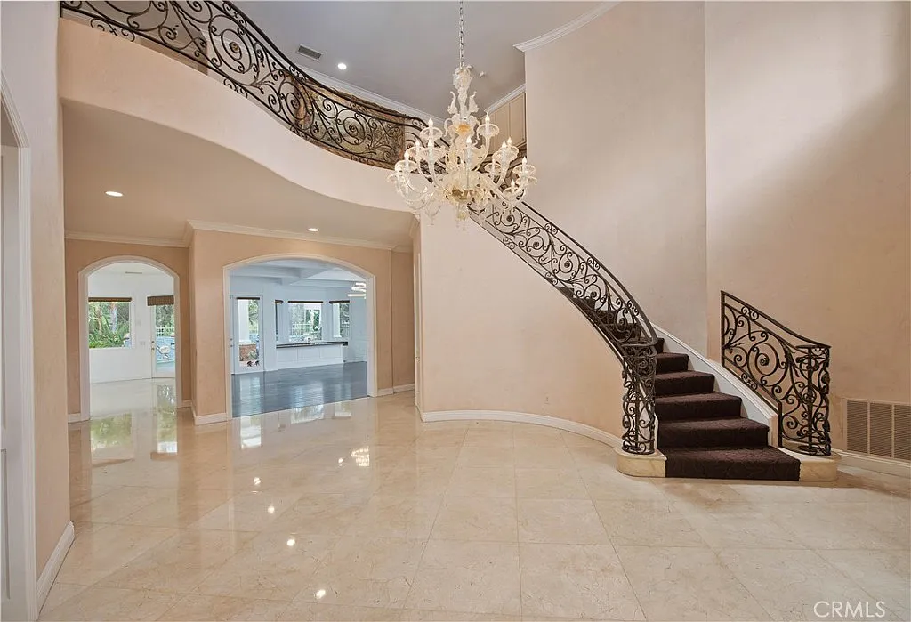6 bed, 6868 sqft, $16,950 — Photo 3