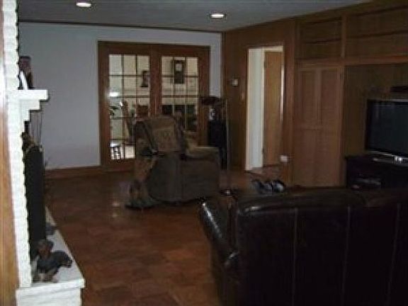 4th image of 318 Breezewood Dr