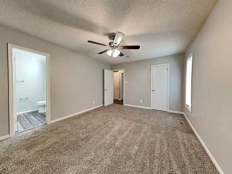 1106 Oakview Rd — Photo 3