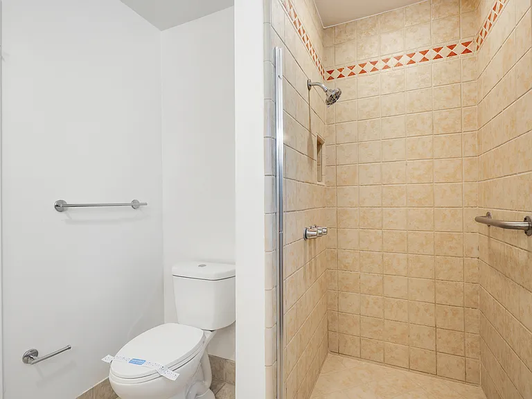 616 N Flores — Photo 18
