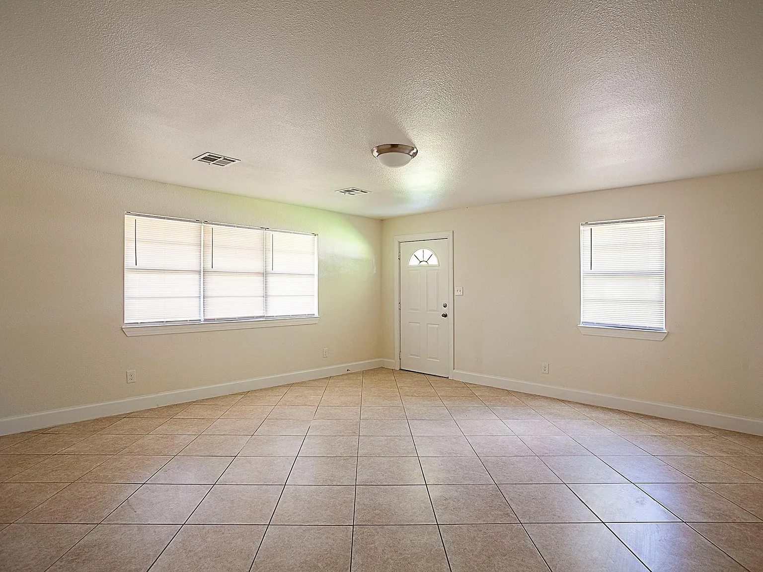 3 bed, 1420 sqft, $1,300 — Photo 4