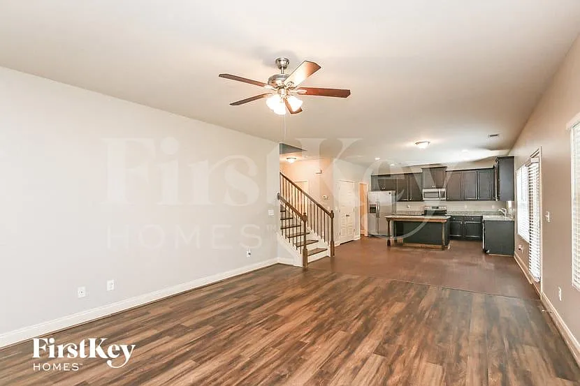 4 bed, 2.5 bath, 2516 sqft, $2,465 — Photo 2