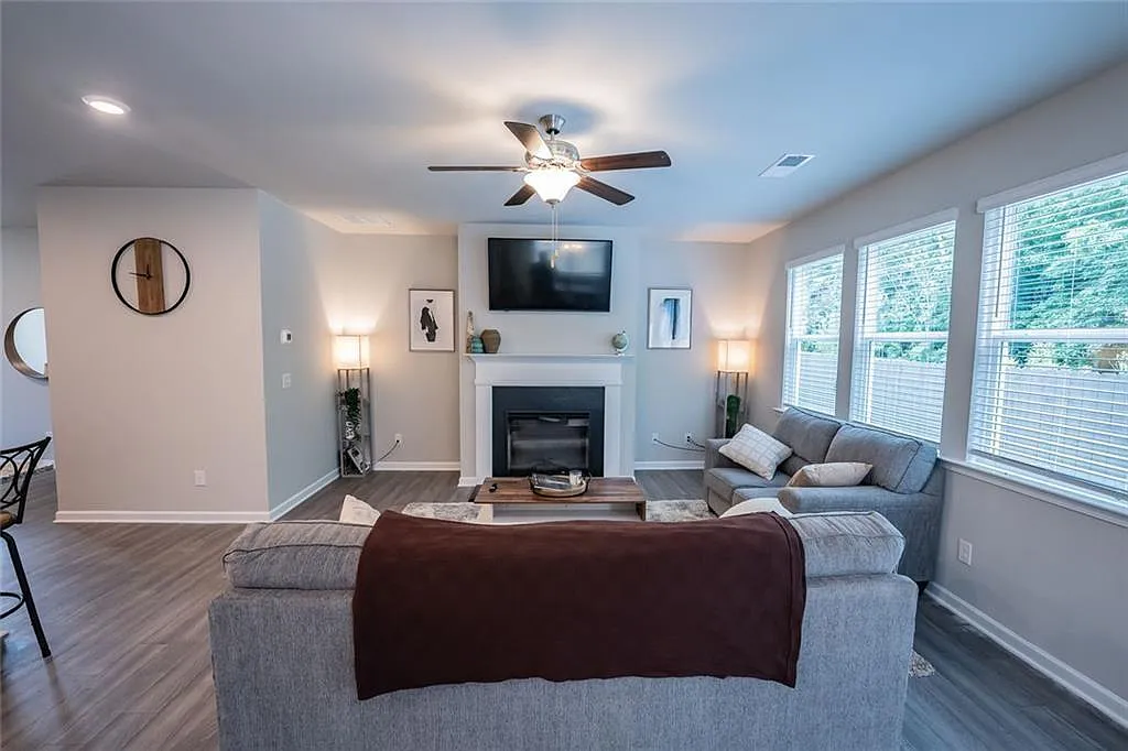 3 bed, 2.5 bath, 2020 sqft, $2,800 — Photo 3