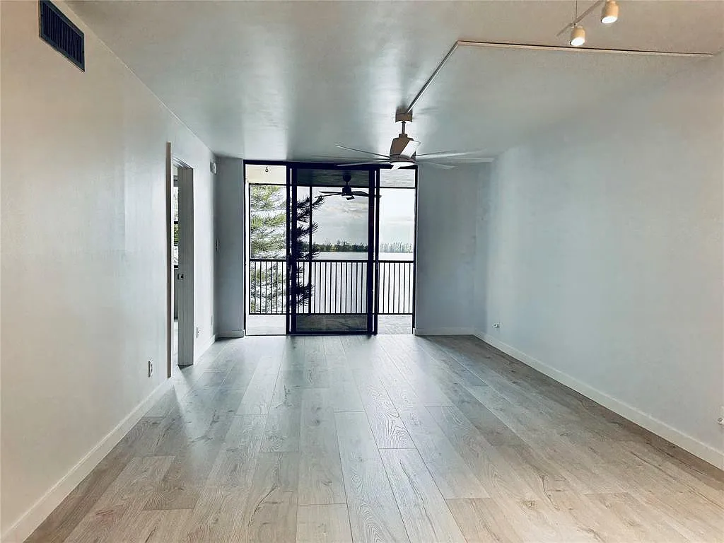2 bed, 2.0 bath, 920 sqft, $1,900 — Photo 4