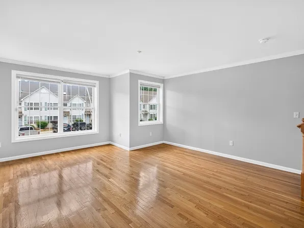 5 Chandler Ct #A, Hudson, NH 03051