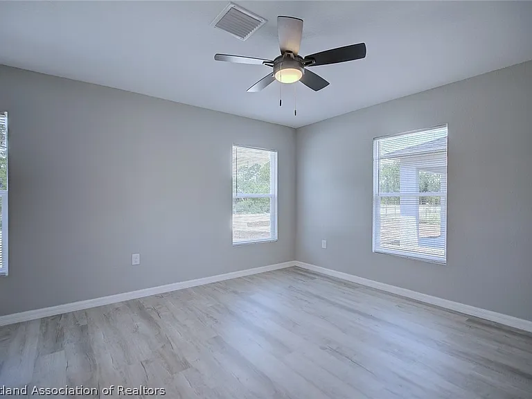 544 Vanguard Ave NW — Photo 9