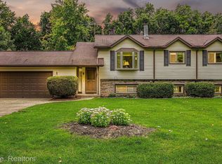 2810 Harrington Rd, Rochester Hills, MI 48307