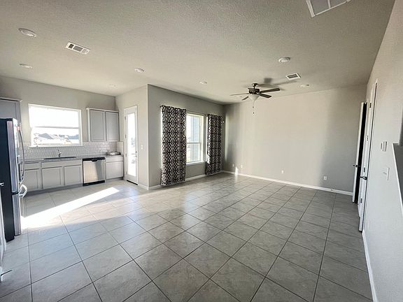 2nd image of 1015 Vista View Dr #202