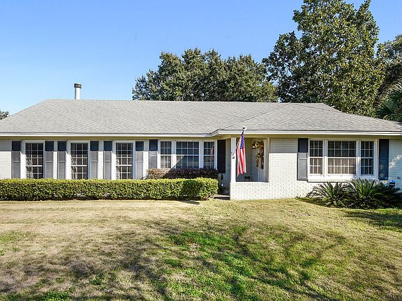 2nd image of 3 Oakwood Dr