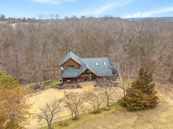 38 Cemetery Ridge Rd, Galena, IL 61036