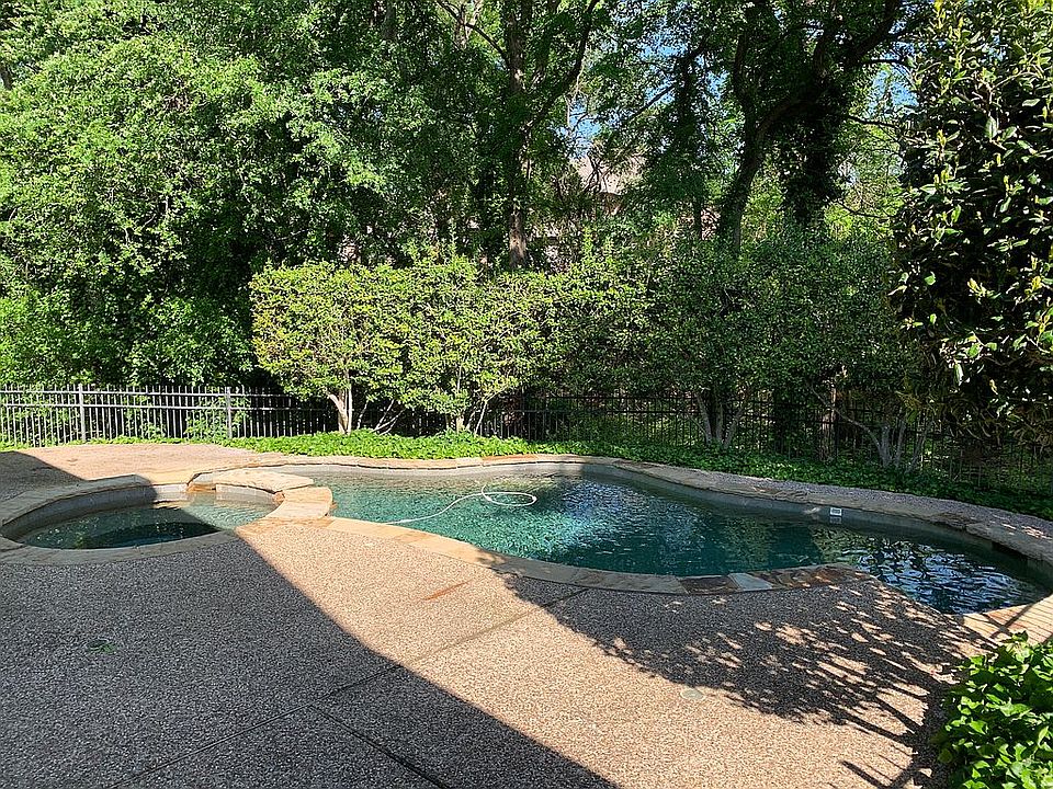 2nd image of 802 Lakewood Dr
